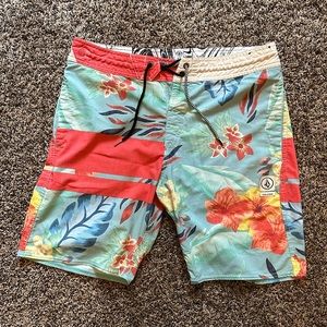 Size 32 Volcom Slingers Boardshorts
